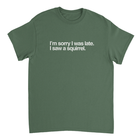 Grön T-shirt med text Sorry I was late I saw a squirrel