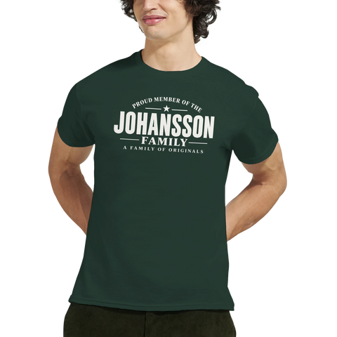 Modell i mörkgrön t-shirt med texten Johansson – A Family of Originals