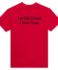 Självsäkert text-motiv för erfarna personer på röd t-shirt