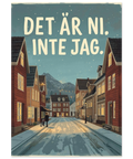 Vintermotiv av svensk småstad med röda hus och texten Det är ni. Inte jag.