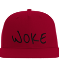 Woke" broderad text i svart, handskriven stil på röd snapback-keps.
