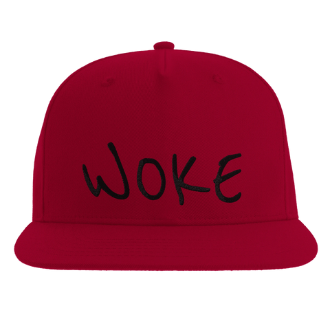 Woke" broderad text i svart, handskriven stil på röd snapback-keps.