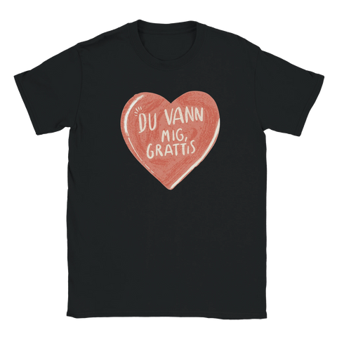Självsäkert motiv med ett rött hjärta och humoristisk text – svart t-shirt