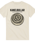 Handritat bagerimotiv med texten Swedish Cinnamon Buns på naturvit t-shirt