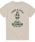 Grafiskt tryck med en skäggig sjökapten och satirisk text – retro t-shirt
