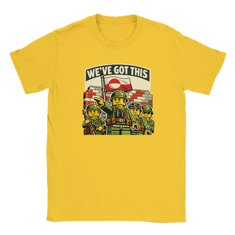 Humoristisk t-shirt i gult med grafiskt motiv av plastfigurer och flagga