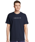 Man bär en mörkblå t-shirt med det minimalistiska trycket Grisch