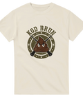 Distressed look bajsikon, korsade gevär, stjärnbakgrund, text ”KOD BRUN” på ljusgul t-shirt.