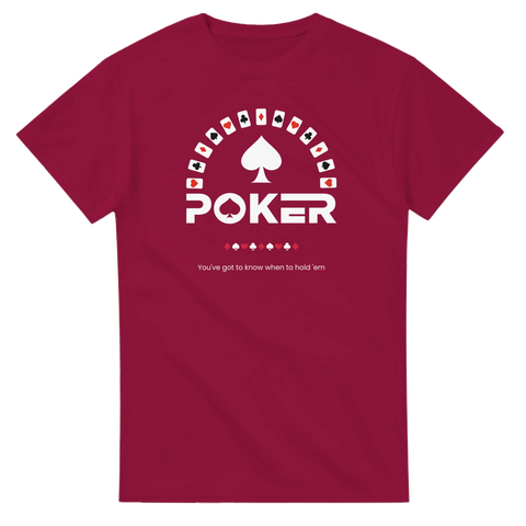 Vinröd t-shirt med illustration av spelkort och texten Poker