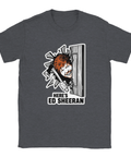 Ed Sheeran parodi från The Shining med yxa och text "HERE'S ED SHEERAN" på mörkgrå t-shirt.