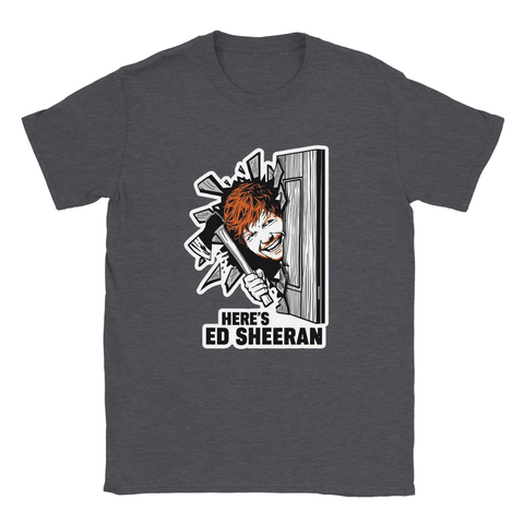 Ed Sheeran parodi från The Shining med yxa och text "HERE'S ED SHEERAN" på mörkgrå t-shirt.