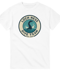 Sjöodjuret Nessie i en vågformad cirkeldesign – vit t-shirt med grafiskt tryck