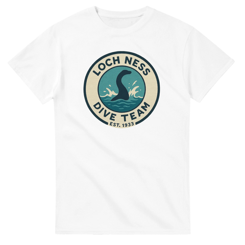 Sjöodjuret Nessie i en vågformad cirkeldesign – vit t-shirt med grafiskt tryck