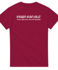 Kaxig t-shirt med texten Ingen kan allt på vinröd bakgrund