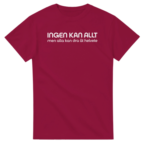 Kaxig t-shirt med texten Ingen kan allt på vinröd bakgrund