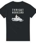 Svart t-shirt med vitt tryck av en snöskoter och texten Typiskt Norrland