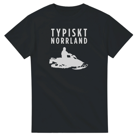 Svart t-shirt med vitt tryck av en snöskoter och texten Typiskt Norrland