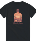 Grafisk illustration av ökenlandskap i en tequilaflaska på svart t-shirt
