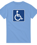 Grafiskt tryck av symbol för funktionsnedsättning på ljusblå t-shirt