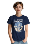 Kvinna i marinblå t-shirt med bohemiskt Majorna-motiv och grafisk mås