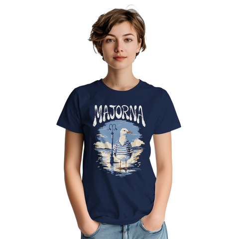Kvinna i marinblå t-shirt med bohemiskt Majorna-motiv och grafisk mås