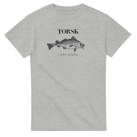 Grå t-shirt med en svart illustration av en torsk, texten "TORSK" pryder över och "GADUS MORHUA" under motivet.