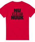 NU ER DET NUUK" text i svart på röd t-shirt.