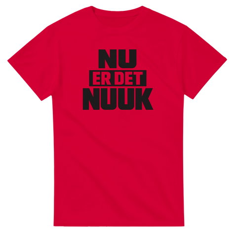 NU ER DET NUUK" text i svart på röd t-shirt.
