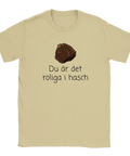 Beige t-shirt med en absurd illustration och lekfull textdesign