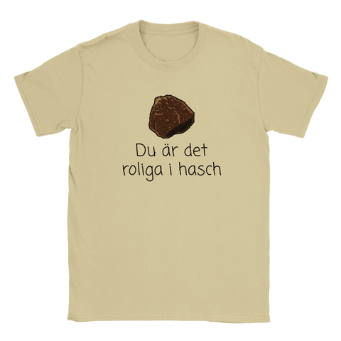 Beige t-shirt med en absurd illustration och lekfull textdesign
