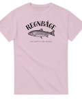 Ljusrosa t-shirt med en tryckt text som säger "REGNBÅGE" böjt över en detaljerad bild av en regnbåge (fisk).