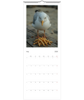 Arg mås med pommes frites på träbrygga, maj 2026 på väggkalender.