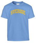 Sportig gul text med texten Sverige på ljusblå barntröja