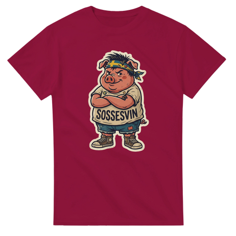 Kaxig cartoon-gris med Sverigeband och texten Sossesvin på vinröd t-shirt