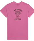 Charmigt yrväder med texten Me Before Coffee – t-shirt med citat