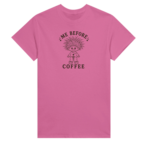 Charmigt yrväder med texten Me Before Coffee – t-shirt med citat