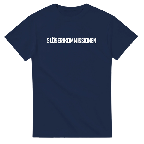 Vit text Slöserikommissionen i fet stil – t-shirt med attityd