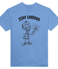 Tecknad man med gaffel i eluttag, text "STAY CURIOUS" på ljusblå t-shirt.