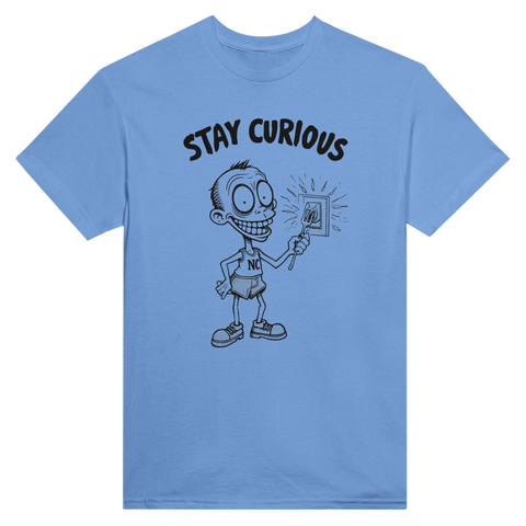 Tecknad man med gaffel i eluttag, text "STAY CURIOUS" på ljusblå t-shirt.