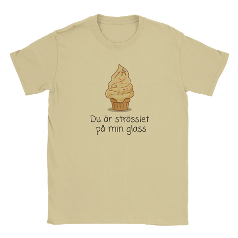 Beige t-shirt med grafiskt motiv av en glass i popart-stil och budskap