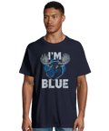Modell bär mörk t-shirt med lekfull illustration av en älg