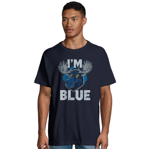 Modell bär mörk t-shirt med lekfull illustration av en älg