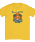 Tecknat skelett i vatten med palmträd och solnedgång, text "Beach 2026", på gul t-shirt.