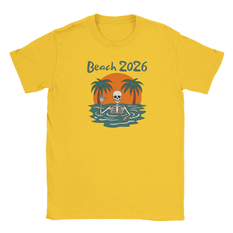 Tecknat skelett i vatten med palmträd och solnedgång, text "Beach 2026", på gul t-shirt.