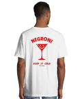 Negroni-cocktailglas med leende ansikte och text "Keep it cold please" på vit oversized t-shirt.