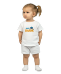 Liten flicka i vit Baby Shark t-shirt och matchande shorts