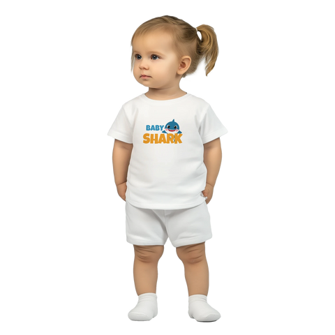 Liten flicka i vit Baby Shark t-shirt och matchande shorts