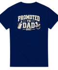 Marinblå t-shirt med texten Promoted to Dad 2027, nappflaska och napp.