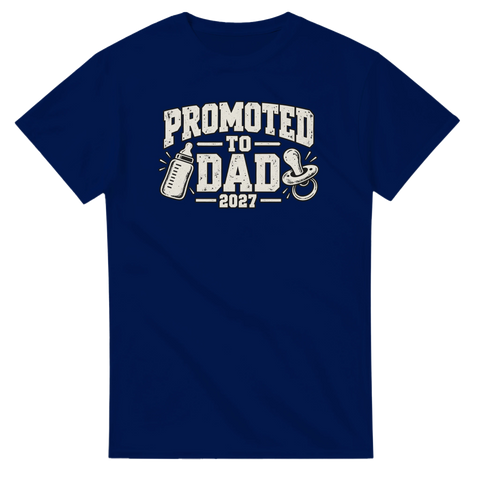 Marinblå t-shirt med texten Promoted to Dad 2027, nappflaska och napp.
