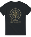 Svart t-shirt med tryck av en antik kompassros omgiven av rep och ankare i guldgul vintage-stil.
